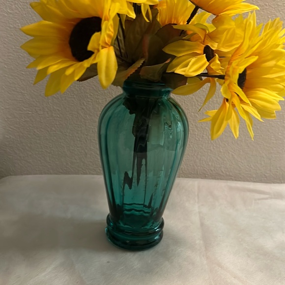 Gorgeous, Emerald Green Vase. 7.5” - Picture 2 of 9